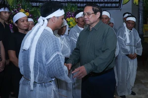 Thủ tướng viếng người dân tử vong do lốc xoáy tại Ninh Bình