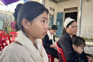 3 đứa trẻ mồ côi mẹ sau cơn lốc xoáy: 'Con sẽ làm chỗ dựa cho bố'