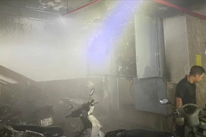 Cháy chung cư mini ở Hà Nội, cảnh sát giải cứu những người mắc kẹt 