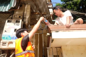 Lũ lịch sử ở Thái Nguyên: Tình người trong biển nước 