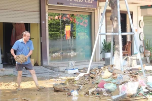 Bùn đất, rác thải tràn ngập sau lũ lịch sử ở Thái Nguyên