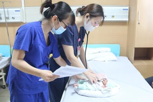 Cứu sống bé sinh non nặng 1kg, miễn 31 triệu đồng cho người mẹ khốn khó