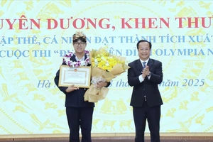 Hà Nội khen thưởng quán quân Olympia 2025 Trần Bùi Bảo Khánh