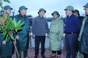 Bão số 13 tiếp tục mạnh lên, vượt dự báo trước đó