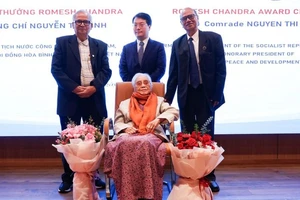 Nguyên Phó Chủ tịch nước Nguyễn Thị Bình nhận giải thưởng Hòa bình Romesh Chandra
