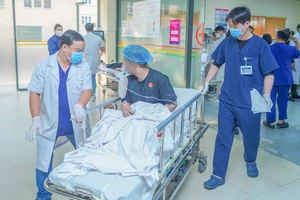 Vụ cháy nhà trọ ở phố Trần Cung: Bệnh viện E kích hoạt báo động đỏ, cấp cứu 15 nạn nhân