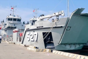 Cận cảnh tàu đổ bộ đa năng của Bộ Tư lệnh Vùng 5 Hải quân