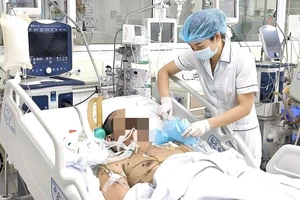 Người đàn ông 36 tuổi suy hô hấp nguy kịch vì lây thủy đậu từ con