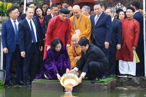 Chủ tịch nước Lương Cường và Phu nhân cùng kiều bào thả cá chép tại hồ Hoàn Kiếm