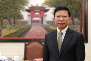 GS Hoàng Anh Tuấn nhận Huân chương Cành cọ Hàn lâm của Chính phủ Pháp