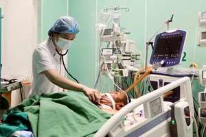 Giữ nhịp tim cho người lạ: Chuyện nghề ở phòng hồi sức tích cực