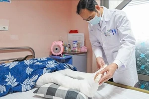 8 giờ phẫu thuật giữ lại cổ chân cho bé gái mắc ung thư sụn