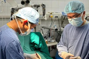 Người đàn ông sốc mất máu nặng do tự cắt 'của quý'