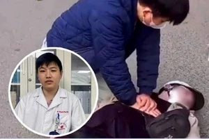 Hà Nội khen thưởng bác sĩ ép tim cứu người giữa phố