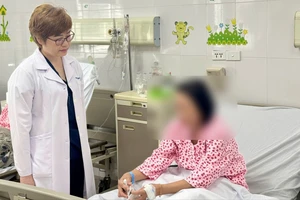 Nhiễm trùng nghiêm trọng vì đắp lá tươi chữa bệnh phụ khoa