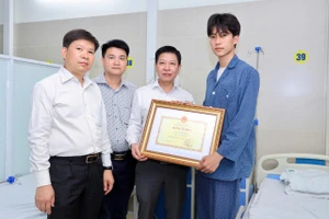 Bộ GD&ĐT tặng bằng khen cho nam sinh viên lao vào đám cháy cứu người