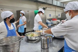 Sau vụ 300 tấn thịt lợn bệnh, Hà Nội yêu cầu trường học rà soát đầu mối thực phẩm bữa ăn bán trú