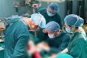 Bác sĩ hút gần 2 lít dịch từ đùi của cô gái 25 tuổi