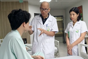 Hi hữu: Lấy đôi đũa 'mắc kẹt' trong 2 hốc mắt nam thanh niên