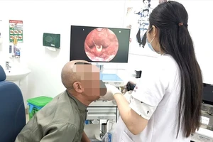 Suýt tắc đường thở vì thói quen nhai đá lạnh giải nhiệt
