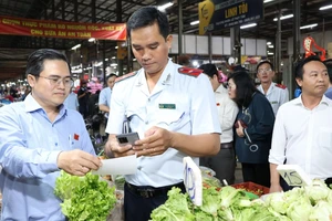 Thu giữ 15 tấn da lợn, xúc xích... không rõ nguồn gốc