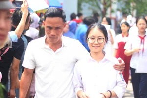 Đề Văn thi lớp 10 của Hà Nội mang tính thời sự cao, nhiều em tự tin được 8 điểm