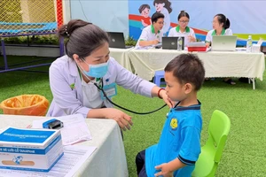 100% học sinh, sinh viên được quản lý sức khỏe bằng sổ điện tử