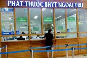 Bệnh viện thiếu thuốc, người dân phải mua thuốc ngoài nhưng khó được hoàn tiền