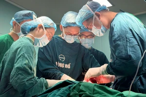 Bé trai mang khối u như mai rùa lần đầu đứng thẳng sau 6 lần phẫu thuật
