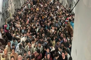 Hơn 600 người chen chúc trên máy bay Mỹ di tản khỏi Afghanistan. Ảnh: REUTERS/DEFENSE ONE