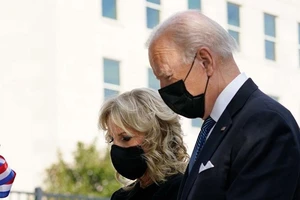 Vợ chồng Tổng thống Mỹ Joe Biden tưởng niệm các nạn nhân vụ khủng bố 11-9-2001. Ảnh: Alex Brandon/AP