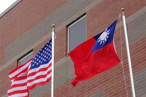 Cờ Mỹ và Đài Loan. Ảnh: CNA