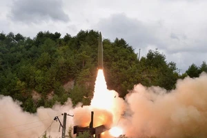 Tên lửa Triều Tiên được thử nghiệm phóng từ tàu hỏa hôm 15-9. Ảnh: KCNA