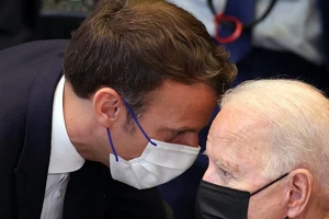 Tổng thống Pháp Emmanuel Macron và Tổng thống Mỹ Joe Biden. Ảnh: Dursun Aydemir/AFP