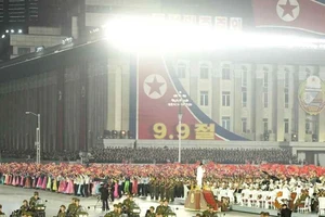 Lễ duyệt binh kỷ niệm 73 năm thành lập nhà nước Cộng hòa Dân chủ Nhân dân Triều Tiên. Ảnh: KCNA/REUTERS