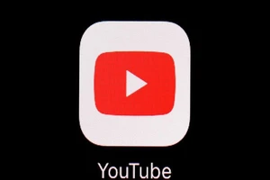 Youtube thông báo xóa sổ các video có nội dung bài trừ vaccine COVID-19. Ảnh: Patrick Semansk/AP