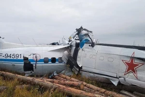 Hiện trường vụ rơi máy bay tại Nga. Ảnh: BỘ KHẨN CẤP NGA/REUTERS