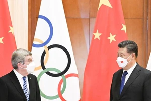 Ông Tập Cận Bình và Chủ tịch IOC Thomas Bach. Ảnh: XINHUA