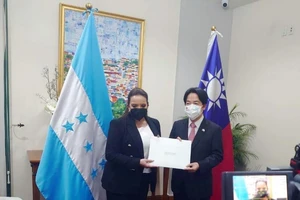Phó lãnh đạo Đài Loan Lại Thanh Đức và Tổng thống Honduras Xiomara Castro. Ảnh: CNA