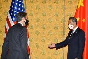 Ngoại trưởng Mỹ Antony Blinken và người đồng cấp Trung Quốc Vương Nghị. Ảnh: REUTERS