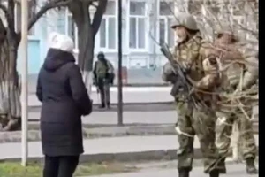 Người phụ nữ Ukraine đối đầu với lính Nga. Ảnh: TWITTER