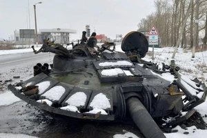 Ukraine khuyến khích người dân dỡ bỏ các biển báo chỉ đường. Ảnh: Sergey Bobok/AFP/GETTY IMAGES