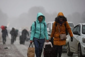 Dòng người Ukraine đi sơ tán. Ảnh: Thomas Peter/REUTERS