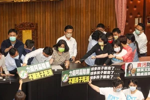 Viện lập pháp Đài Loan hỗn loạn vì dự luật gây tranh cãi. Ảnh: CNA