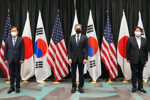 Ngoại trưởng Hàn Quốc Chung Eui-yong (trái), Ngoại trưởng Mỹ Antony Blinken (giữa) và Ngoại trưởng Nhật Yoshimasa Hayashi (phải). Ảnh: YONHAP 