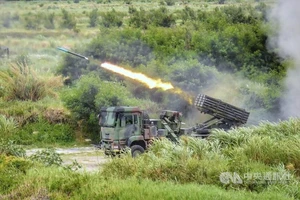 Hệ thống tên lửa nhiều ống phóng Thunderbolt-2000 của Đài Loan đã phát nổ trong một cuộc tập trận bắn đạn thật. Ảnh: CNA