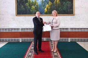Đại sứ Triều Tiên tại Nga, ông Sin Hong-chol, đã trao chứng nhận công nhận cho đặc phái viên của DPR, bà Olga Makeyeva. Ảnh: TELEGRAM