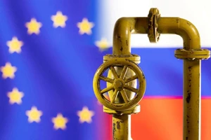 Bộ trưởng Ngoại giao và Thương mại Hungary - ông Tamas Menczer dự báo EU có thể sẽ dỡ bỏ một số lệnh trừng phạt Nga. Ảnh: Dado Ruvic/REUTERS