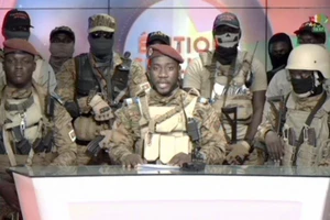 Các binh sĩ Burkina Faso xuất hiện trên truyền hình thông báo về cuộc đảo chính. Ảnh: AP