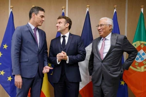 Thủ tướng Tây Ban Nha Pedro Sanchez (trái), Tổng thống Pháp Emmanuel Macron (giữa) và Thủ tướng Bồ Đào Nha Antonio Costa (phải). Ảnh: AFP